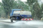 为什么外面下着大雨，洒水车还要在路面上洒水