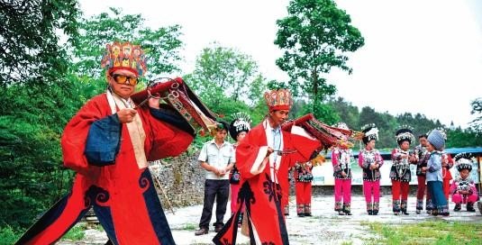 13日特朗普请来巫师来驱逐疫魔，据说巫师法力无边，你怎么看 - 真时天下